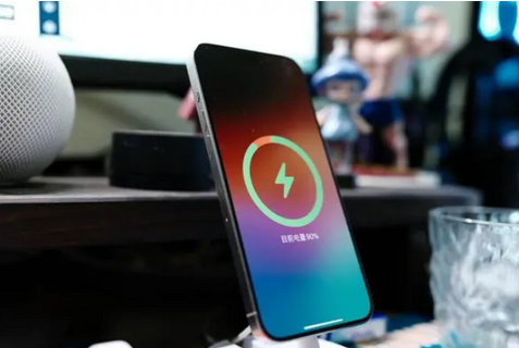 甘孜苹果15换屏服务分享用什么充电器给iPhone15充电更好 
